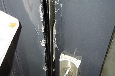 Einbruchschäden an einer Aluminiumtür