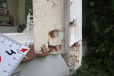 Hebelspuren und Einkerbungen an dem Fenster nach einem Einbruch